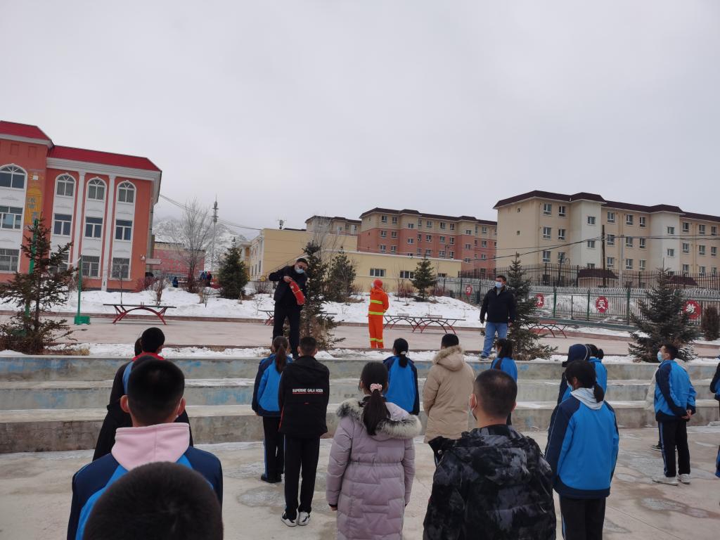 温泉县初级中学开展消防火灾逃生演练活动