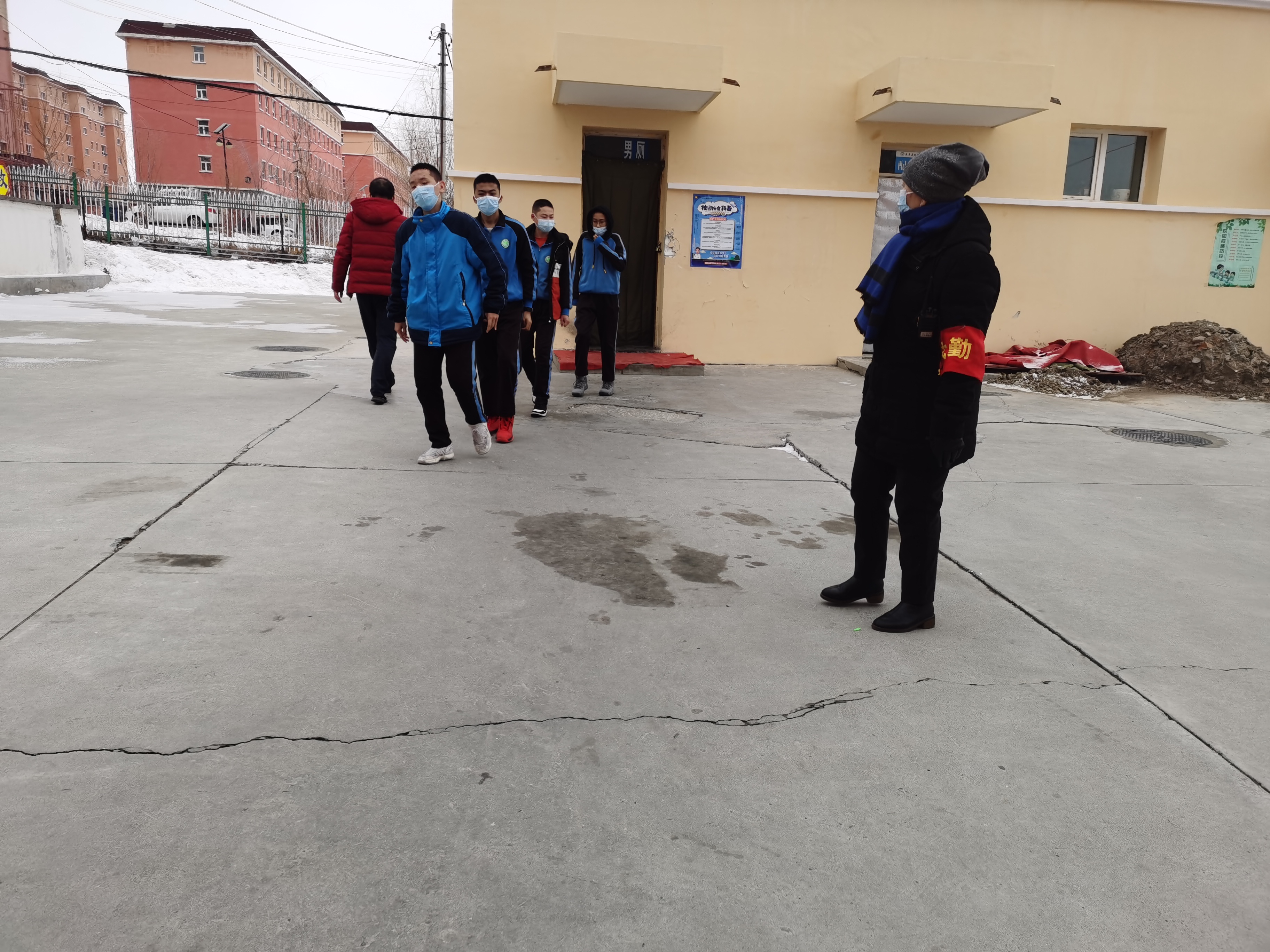 温泉县初级中学开展守护校园安全·共保师生平安护校队专项培训活动