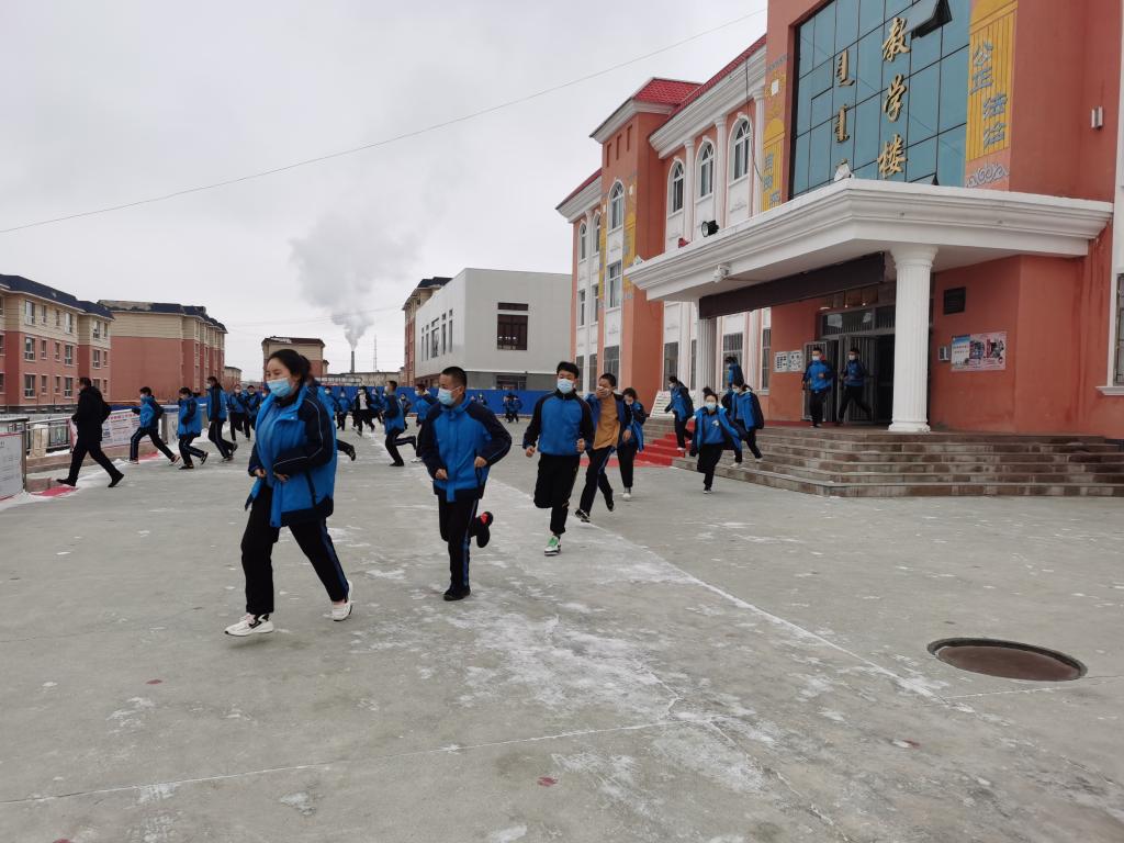 温泉县初级中学开展消防火灾逃生演练活动