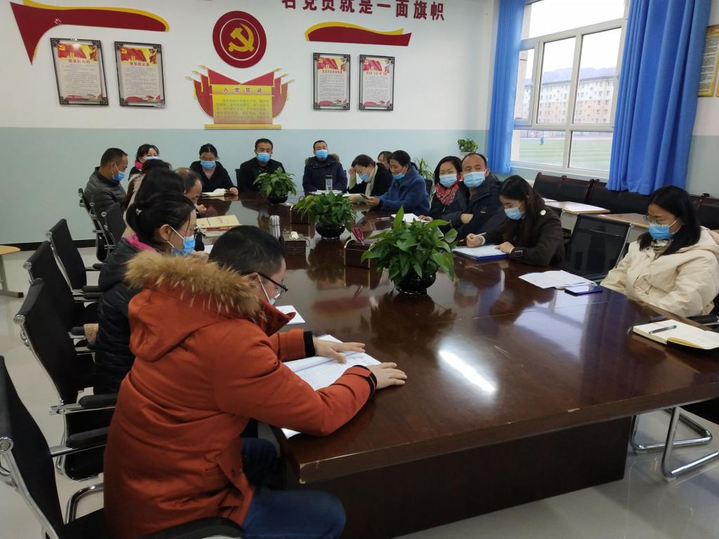 温泉县初级中学开展积极开展期中考试成绩分析会