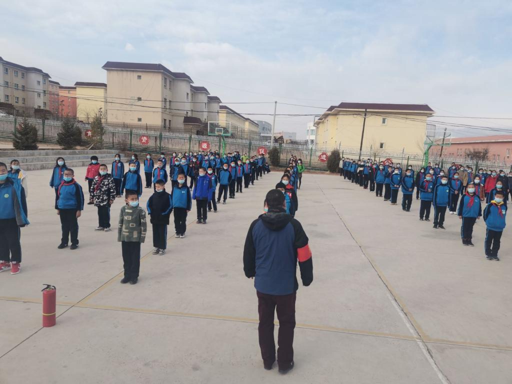 温泉县初级中学开展火灾逃生演练演练