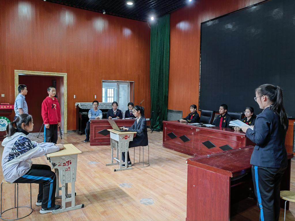 温泉县初级中学开展校园模拟法庭活动