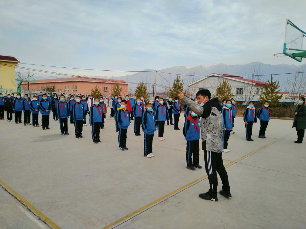 温泉县初级中学开展火灾逃生演练演练