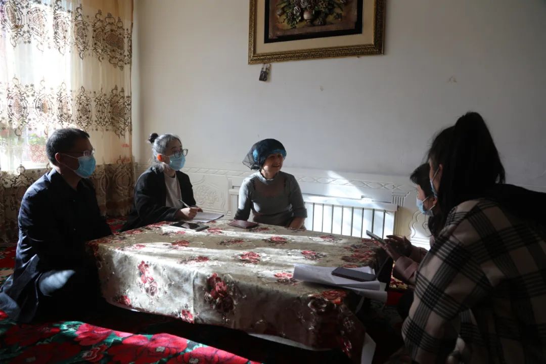 吴炼对两位普查员的工作表示感谢并对温泉县人口普查工作做了相关要求